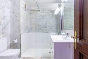 łazienka z toaletą i umywalką w obiekcie Premium Suite, Puerta del Sol w mieście Vigo