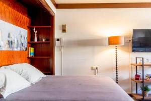 Łóżko lub łóżka w pokoju w obiekcie Premium Suite, Puerta del Sol