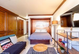 Łóżko lub łóżka w pokoju w obiekcie Premium Suite, Puerta del Sol