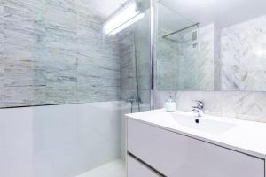 łazienka z umywalką, wanną i lustrem w obiekcie Premium Suite, Puerta del Sol w mieście Vigo +14 zdjęć