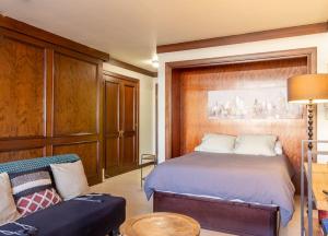 Łóżko lub łóżka w pokoju w obiekcie Premium Suite, Puerta del Sol