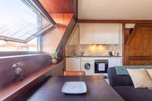 salon ze stołem i kuchnią w obiekcie Premium Suite, Puerta del Sol w mieście Vigo
