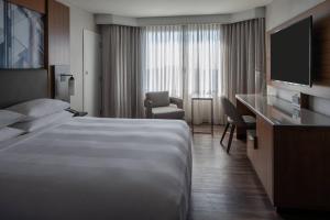 Кровать или кровати в номере Tysons Corner Marriott