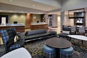 um átrio de hotel com sofás e mesas e um bar em Residence Inn by Marriott Springfield South em Springfield