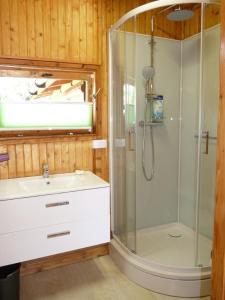 y baño con ducha y lavamanos. en Ferienhaus mit eigenem Strand, en Barnówko