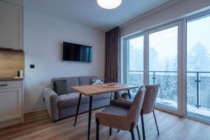 Televízia a/alebo spoločenská miestnosť v ubytovaní Apartamenty na Uroczysku