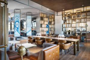 The lounge or bar area at Hotel Nia, Autograph Collection