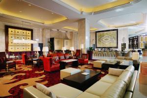 un vestíbulo de hotel con sofás, mesas y sillas en JW Marriott Hotel Ankara, en Ankara