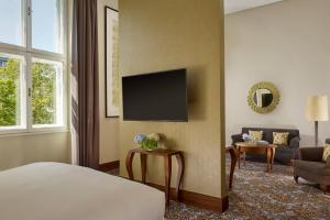 TV a/nebo společenská místnost v ubytování The Ritz-Carlton, Vienna