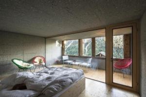 sypialnia z łóżkiem, 2 krzesłami i oknami w obiekcie Mayen à Etienne w mieście Haudères
