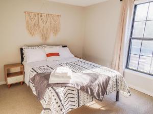 um quarto com uma cama e uma janela em Golf, Bike, Lake Cottage 3 BR 5 min Bryce Resort em Basye