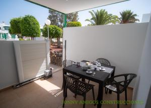 czarny stół i krzesła na patio w obiekcie Casa Desde Casa w mieście Playa Blanca