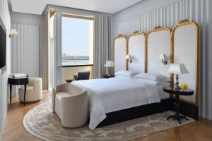 Кровать или кровати в номере The Ritz-Carlton, Doha
