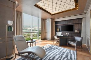 Телевизор и/или развлекательный центр в The Ritz-Carlton, Doha