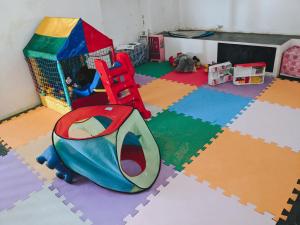 a room with a play room with a play tent at Pousada do Preto in Praia do Bananal