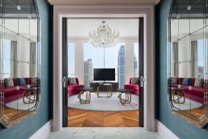 Телевизор и/или развлекательный центр в The Ritz-Carlton, Doha