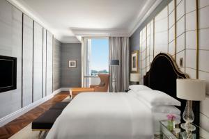 Кровать или кровати в номере The Ritz-Carlton, Doha