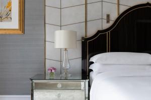 Кровать или кровати в номере The Ritz-Carlton, Doha
