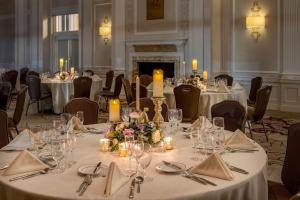 a banquet room with tables with white table cloths and candles at Peoria Marriott Pere Marquette in Peoria +55 photos