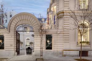 un edificio con un arco frente a un edificio en Santo Mauro, a Luxury Collection Hotel, Madrid, en Madrid