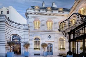 een groot wit gebouw met bomen ervoor bij Santo Mauro, a Luxury Collection Hotel, Madrid in Madrid