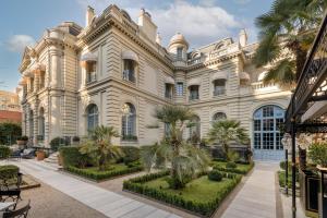 ein großes Gebäude mit Palmen davor in der Unterkunft Santo Mauro, a Luxury Collection Hotel, Madrid in Madrid