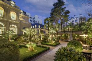 un cortile di un edificio con alberi e luci di Santo Mauro, a Luxury Collection Hotel, Madrid a Madrid