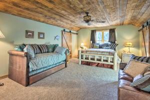 Katil atau katil-katil dalam bilik di Bozeman Cabin Deck with Jacuzzi and Gas Grill!
