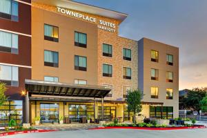 een weergave van de voorkant van een hotel bij TownePlace Suites by Marriott Houston Northwest Beltway 8 in Houston