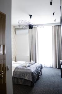 1 dormitorio con cama y ventana grande en Arboretum Hotel, en Wolbórz
