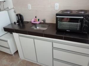 encimera de cocina con microondas y fregadero en Complejo Betesda 1 en Federación
