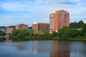 モーガンタウンにあるMorgantown Marriott at Waterfront Placeの水の隣に高層建築物がある都市