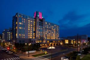 un edificio alto con luces rojas encima en Renaissance Montgomery Hotel & Spa at the Convention Center, en Montgomery
