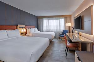 een hotelkamer met 2 bedden en een bureau bij Marriott Lexington Griffin Gate Golf Resort & Spa in Lexington