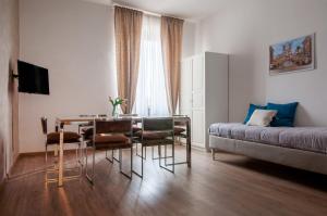 ローマにあるアパートメント テルミニのリビングルーム(テーブル、椅子、ベッド付)