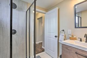 ein Badezimmer mit Dusche und Waschbecken in der Unterkunft Bright Cornwall-On-Hudson Vacation Rental! in Cornwall-on-Hudson + 44 Fotos