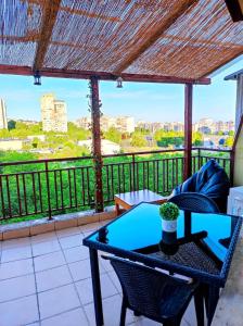 einen Tisch und Stühle auf einem Balkon mit Aussicht in der Unterkunft Luxury Studio Apartment - Varna Residens in Warna