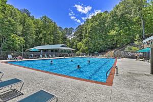 una gran piscina con gente en el agua en Coosawattee Cabin Pool Access and Resort Amenities, en Ellijay