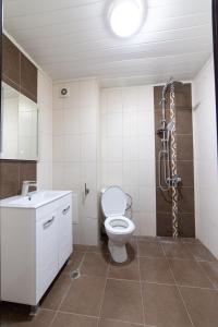 ein Bad mit einem WC, einem Waschbecken und einer Dusche in der Unterkunft Luxury Studio Apartment - Varna Residens in Warna