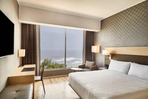 ein Hotelzimmer mit einem Bett und einem großen Fenster in der Unterkunft AC Hotel by Marriott Lima Miraflores in Lima