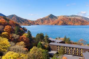 einen Blick auf einen See mit Bergen im Hintergrund in der Unterkunft The Ritz-Carlton, Nikko in Nikko
