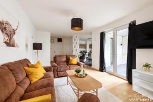 uma sala de estar com um sofá e uma mesa em Pineapple Apartments Dresden Altstadt II - 124 qm - 1x free parking em Dresden