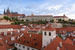vistas a una ciudad con edificios y tejados en Augustine, a Luxury Collection Hotel, Prague, en Praga