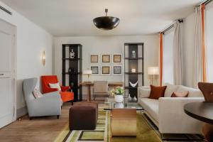 Posezení v ubytování Augustine, a Luxury Collection Hotel, Prague