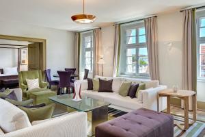 Posezení v ubytování Augustine, a Luxury Collection Hotel, Prague