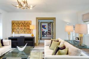 Posezení v ubytování Augustine, a Luxury Collection Hotel, Prague