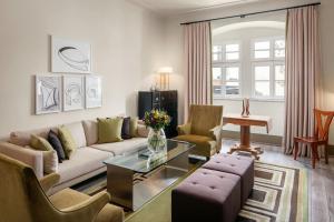 Posezení v ubytování Augustine, a Luxury Collection Hotel, Prague
