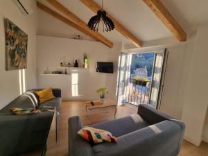 een woonkamer met twee banken en een groot raam bij CASITA CAZORLA in Cazorla