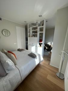 1 dormitorio blanco con 1 cama y sala de estar en Asso di Picche, Luxury suite, en San Remo