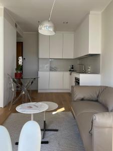 uma sala de estar com um sofá e uma mesa em Asso di Picche, Luxury suite em Sanremo
